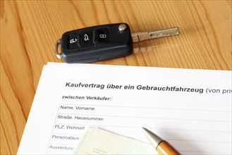 Symbolic image: Purchase contract with car key