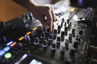 A DJ plays on a mixer and two Cdjs in Berlin, 14/08/2024