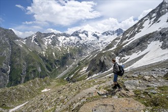 Mountaineer on hiking trail, view into the valley Floitengrund with mountain peak Greizer Spitze