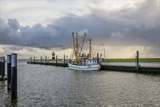 Wremen harbour with crab cutter and lighthouse Kleiner Preusse, Wremen, Wurster North Sea coast,