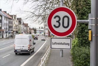 30 km/h zone on Kölner Straße, in Mülheim an der Ruhr, federal road B1, to keep the air clean