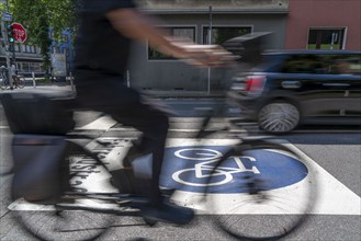 Bicycle road, cyclists have priority over car traffic, new cycle routes through Essen, here in the