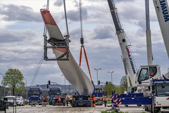 Preparation for the transport of a 68 metre long blade, a wind turbine, with a self-propelled