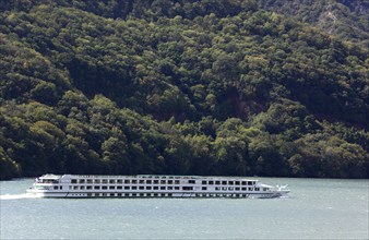 Wallachia, excursion boat at the Danube Gorge, Danube landscape, Iron Tor tor nature park Park,