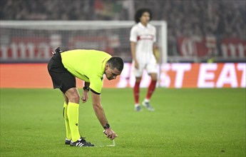 Referee Referee Rade Obrenovic (SVN) uses free-kick spray, spray, Champions League, MHPArena, MHP