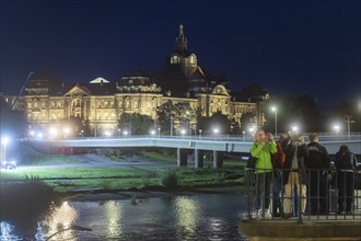 In the early hours of the morning, a section of the Carola Bridge collapsed for unknown reasons.