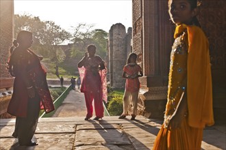 Children and woman in Salwar Kameez, Qutb Minar Minaret, UNESCO World Heritage Site, New Delhi,