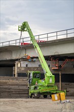 Work on the A40 motorway bridge, Schlachthofbrücke, the bridge piers for the new bridge are already