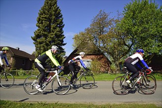 Landhaus, Niedersachsen, Reetdach, Radfahrer im Gang, Sport