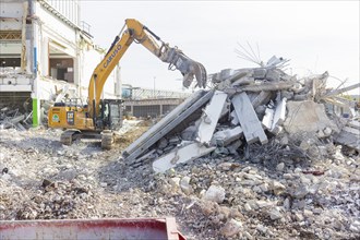 Demolition of the old shopping centre in Dresden-Nickern by the investor Krieger. The new building