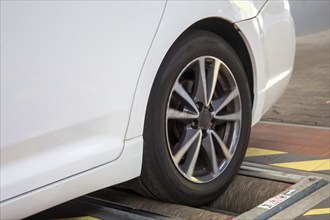 Car on the brake test bench (brake test)