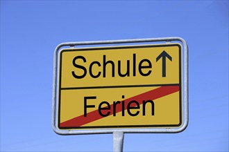 Symbolic image: Town exit sign with the words Ferien / Schule (holidays / school)