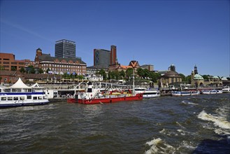 Europe, Germany, Hamburg, St. Pauli, View over the Elbe to St. Pauli Landungsbrücken and skyline