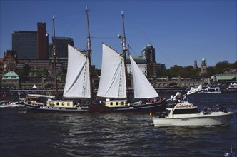 Europe, Germany, Hamburg, Elbe, View across the Elbe to the St. Pauli Landungsbrücken, Skyline St.