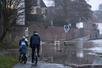 High water on the Rhine at Düsseldorf-Kaiserswerth, foggy weather, riverside paths and Rhine