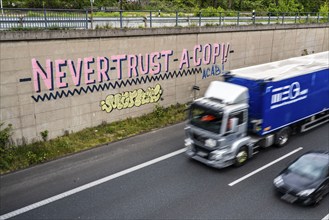 Graffiti, mural on the A40 motorway, Mülheim-Styrum junction, Never trust a cop, criticism of the