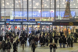 Cologne main station, station forecourt, evening, passers-by on their way, to, from the station,