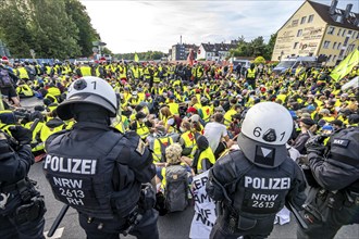 Riots in the run-up to the AFD party conference in Essen, demonstrators occupied a bridge over the