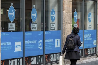 Bochum city centre, during the third Corona crisis lockdowns, Kortumstraße, shop window of the