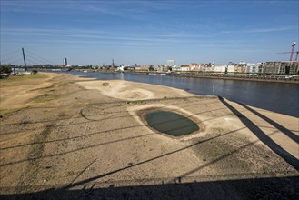 Rhine at Düsseldorf, extremely low water, Rhine level at 81 cm, tendency falling, after a long