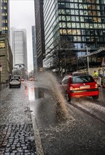 Winter, rainy weather, freezing rain, large puddle, puddle of water, in the city centre, Große