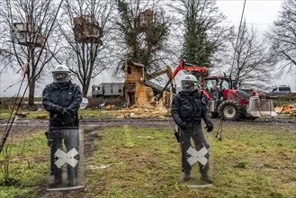 2nd day of the clearing of the hamlet Lützerath, by the police, of tree houses and huts, of climate