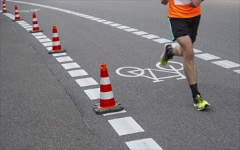 Athletics, running, runner, marathon, pylon, carriageway, pictogram, asphalt, Stuttgart Run 2024,