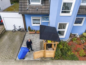 Detached house with various solar modules, in addition to solar panels on the roof of the house,