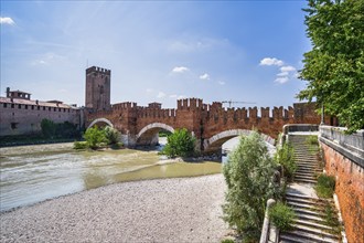 Adige in front of Castelvecchio and Ponte Scaligero, Veneto, Italy, Europe