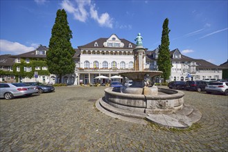 Gasthof zur Margarethenhöhe and Schatzgräberbrunnen in the Margarethenhöhe estate, Essen, Ruhr