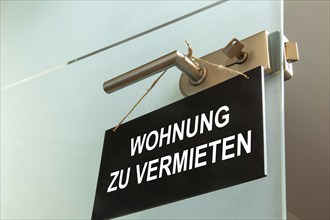 Sign with the words WOHNUNG ZU VERTEITEN on a door (symbolic image)