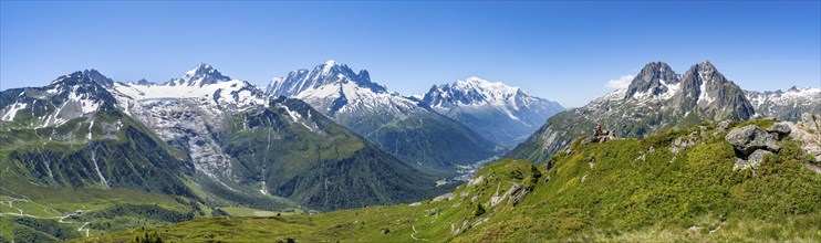 Mountain panorama with glaciated peaks, Aiguille du Midi and Mont Blanc, Aiguille de Mesure and