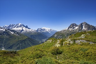 Mountain panorama with glaciated peaks, Aiguille du Midi and Mont Blanc, Aiguille de Mesure and