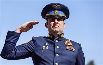 Russian officer salutes at the Soviet memorial on Straße des 17. Juni to commemorate the Soviet