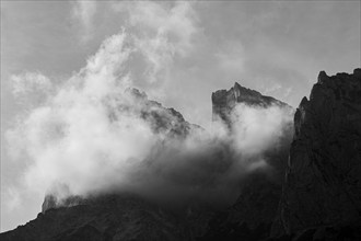 The peaks of the Grundübelhörner and Mühlsturzhörner on the horse-rider Alm, seen from