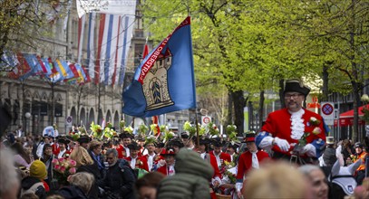 Guild flag, parade of historically costumed guild members, Oberstrass Guild, Sechseläuten or