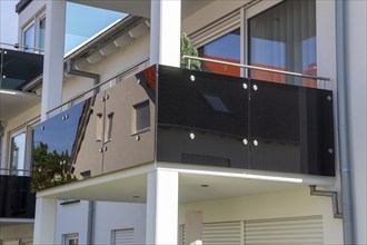 Black balcony railing made of glass and stainless steel