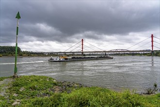 The Beeckerwerth Rhine bridge on the A42 motorway, behind it the Haus-Knipp railway bridge, cargo