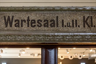 Waiting room 1st and 2nd class, I. and II., inscription in frieze made of ceramic and gravel in Art