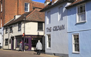 The Cross pub and the Crown hotel on the Thouroughfare, Woodbridge, Suffolk, England, UK