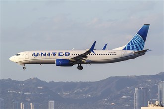 A United Airlines Boeing 737-800 aircraft with the registration number N87512 at Los Angeles