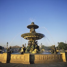 Fontaine des Mers von Jacques Hittorff und Obelisk auf dem Place de la Concorde, Paris, Frankreich