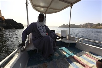 Arab boat guide, boat transfer on the Nile, Africa, Upper Egypt, Egypt, Africa