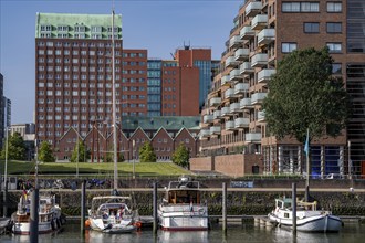 Warehouse-style houses, at the Spoorweghaven, in the Kop van Zuid-Entrepot neighbourhood, boats in