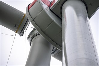 Erection of a wind turbine, wind energy plant, assembly of the third blade, with a crawler lattice