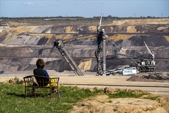 Edge of the Garzweiler II open-cast lignite mine, the last buildings of the abandoned village are