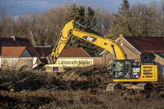 Start of the eviction of the hamlet Lützerath at the lignite mine Garzweiler 2, activists try to