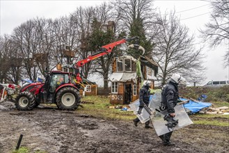 2nd day of the clearing of the hamlet Lützerath, by the police, of tree houses and huts, of climate