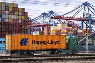 Port of Hamburg, Waltershofer Hafen, container ships, lorries bring and collect freight containers