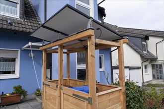 Detached house with various solar modules, in addition to solar panels on the roof of the house,